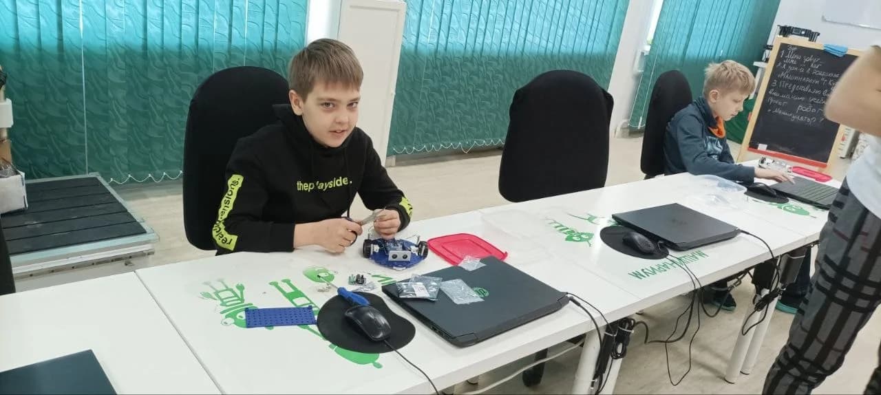 Фото — А у нас третий этап робототехнического конструирования! Наши 4-летки приступили к сборке и…