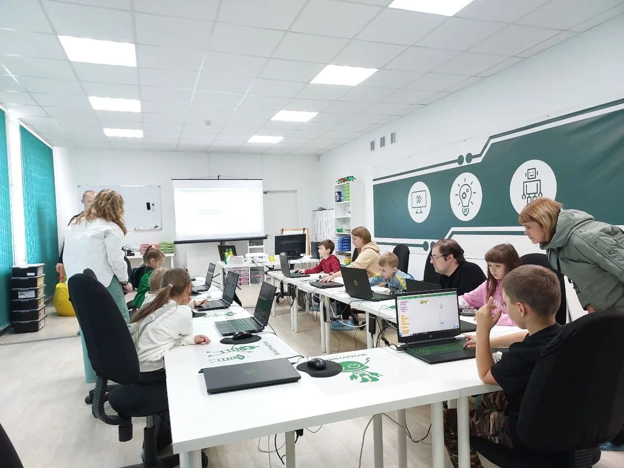 Фото — В "МашинариУМ" начались пробные уроки. А для чего они?