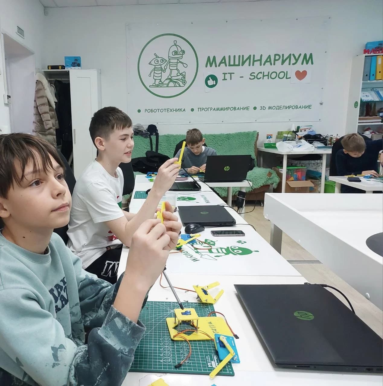Фото — Обычные занятия по конструированию в «МашинариУМ».