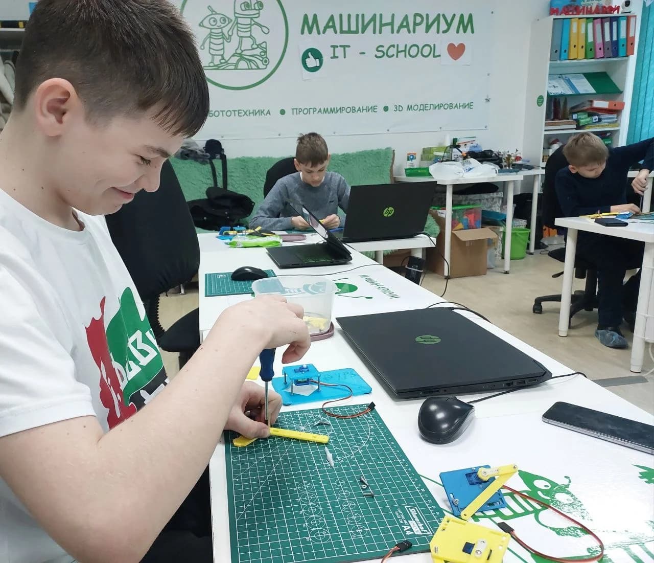 Фото — Обычные занятия по конструированию в «МашинариУМ».