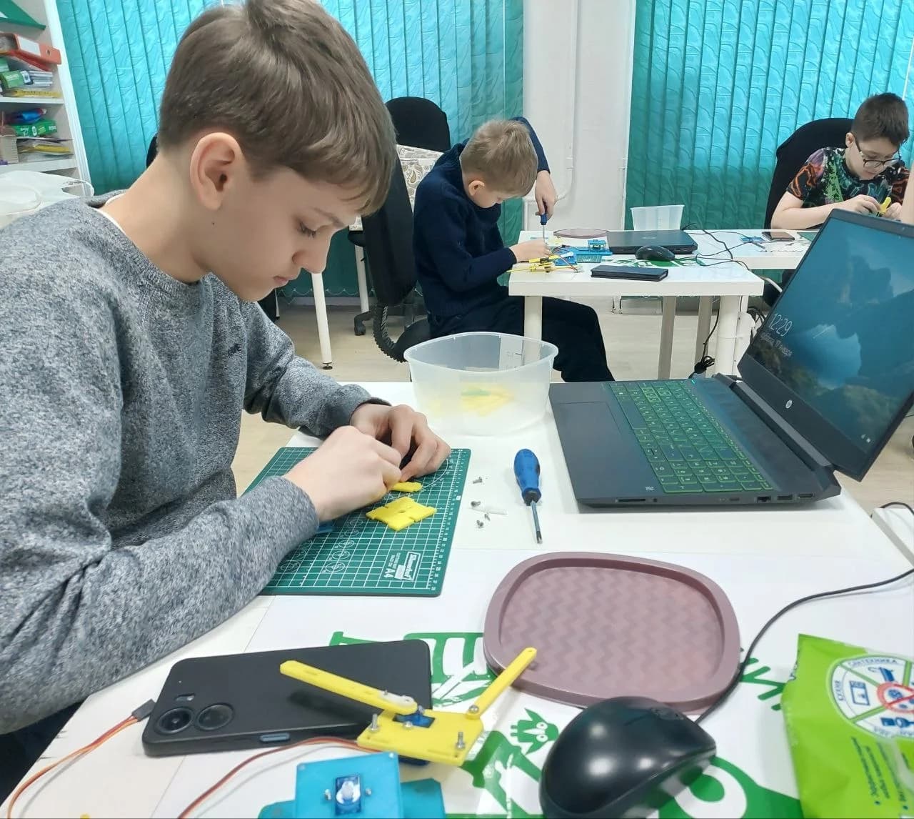 Фото — Обычные занятия по конструированию в «МашинариУМ».